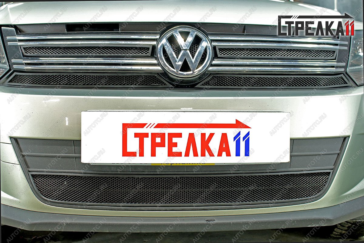 4 749 р. Защита радиатора (верх 4 части) Стрелка11 Стандарт Volkswagen Tiguan NF рестайлинг (2011-2017) (черная)  с доставкой в г. Майкоп