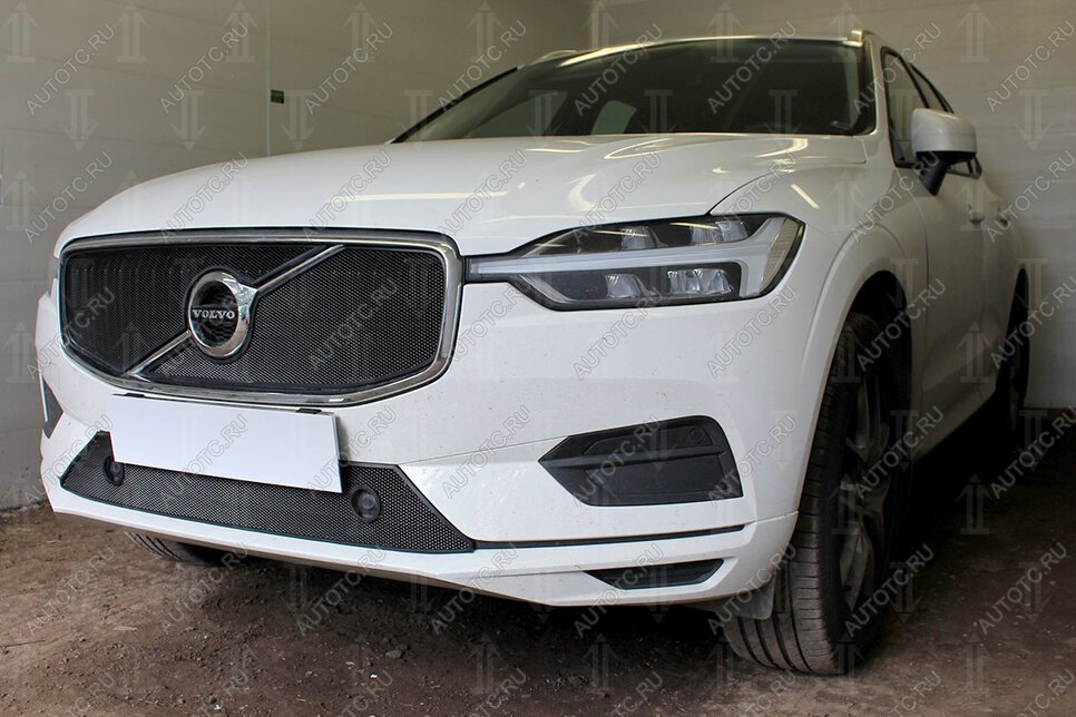 4 099 р. Защита радиатора (Inscription) (верх 2 части) Стрелка11 Стандарт Volvo XC60 (2017-2022) (черная)  с доставкой в г. Майкоп