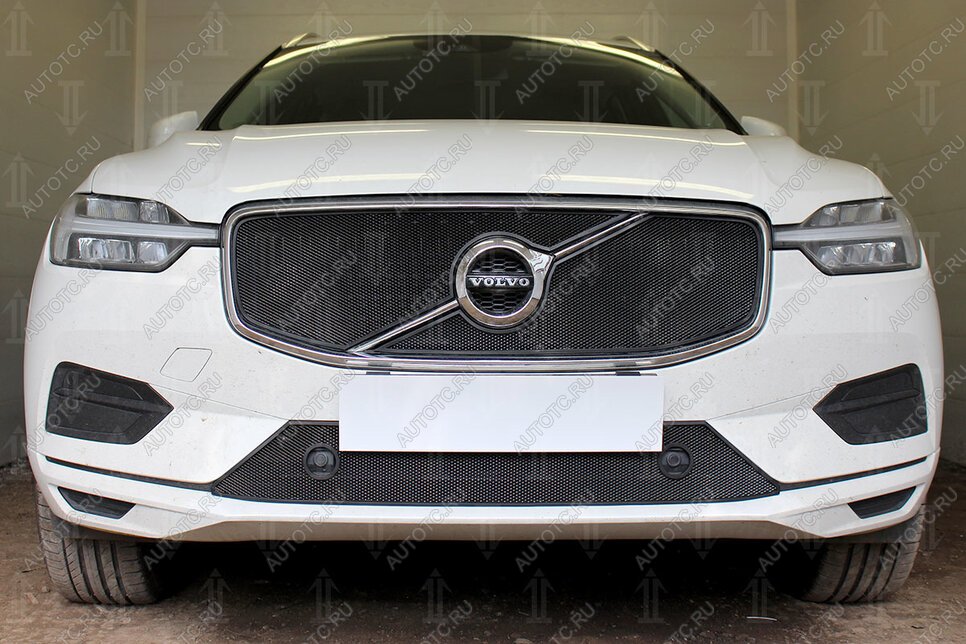 4 099 р. Защита радиатора (R-Design) (верх 2 части) Стрелка11 Стандарт Volvo XC60 (2017-2022) (черная)  с доставкой в г. Майкоп