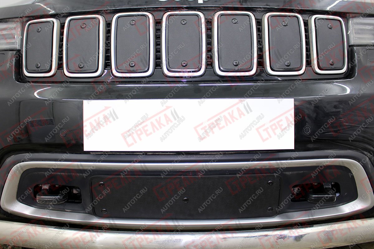 1 479 р. Зимняя заглушка решетки радиатора (верх) (Laredo, Limited, Overland) Стрелка11 Jeep Grand Cherokee WK2 2-ой рестайлинг (2017-2022) (черная)  с доставкой в г. Майкоп