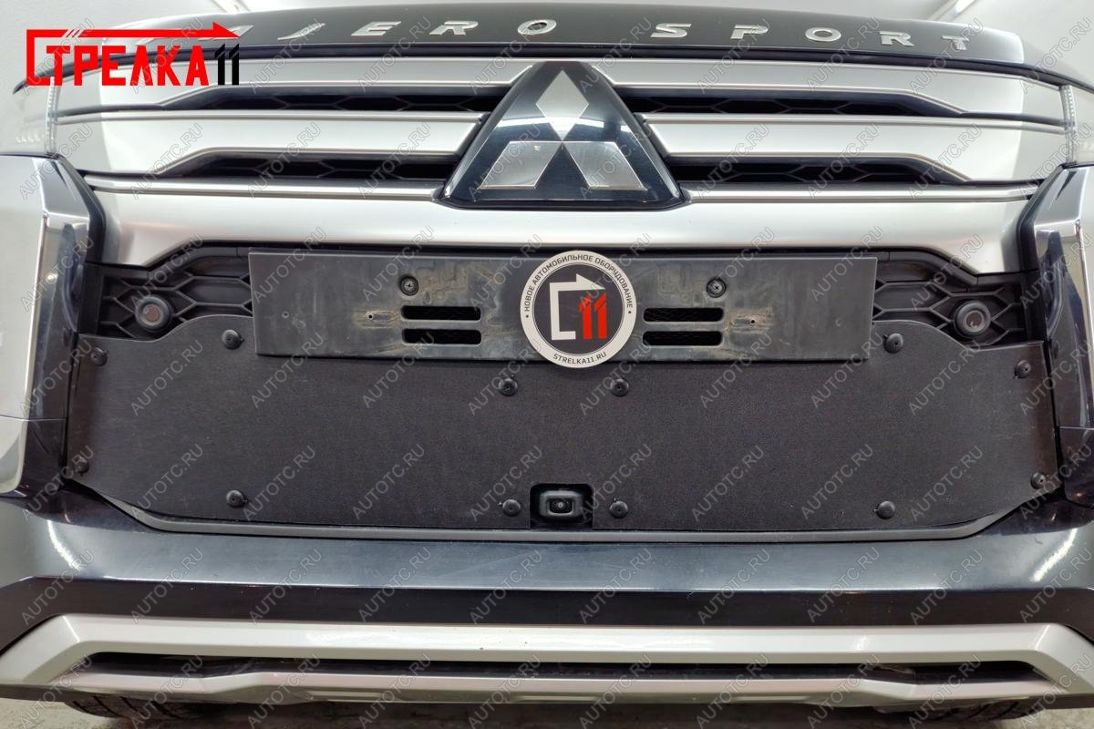 1 099 р. Зимняя заглушка решетки радиатора (низ с камерой) Стрелка11 Mitsubishi Pajero Sport QF рестайлинг (2019-2022) (черная)  с доставкой в г. Майкоп