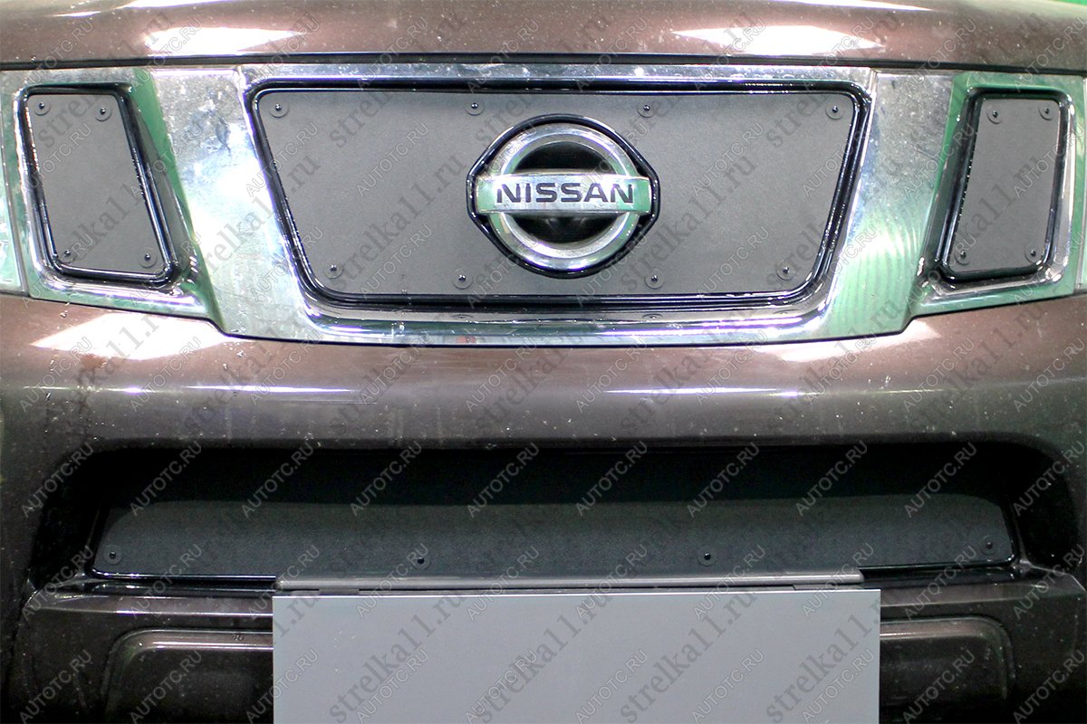 759 р. Зимняя заглушка решетки радиатора (верх) Стрелка11 Nissan Navara 2 D40 рестайлинг (2010-2016) (черная)  с доставкой в г. Майкоп