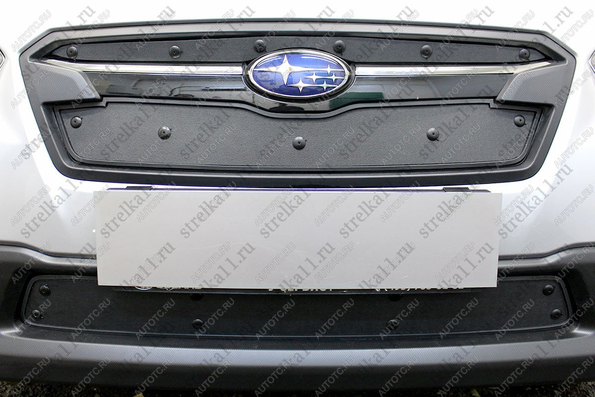 1 099 р. Зимняя заглушка решетки радиатора (верх, 2 части) Стрелка11 Subaru XV GT/G24 дорестайлинг (2017-2021) (черная)  с доставкой в г. Майкоп