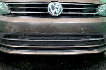 Зимняя заглушка решетки радиатора (3 части с парктроником) Стрелка11 Volkswagen Jetta A6 седан рестайлинг (2015-2018) (черная)