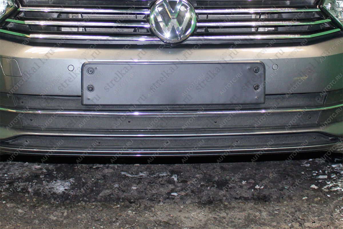 1 099 р. Зимняя заглушка решетки радиатора (1.4 TSI 1.8 2.0) Стрелка11 Volkswagen Passat B8 седан дорестайлинг (2015-2019) (черная)  с доставкой в г. Майкоп