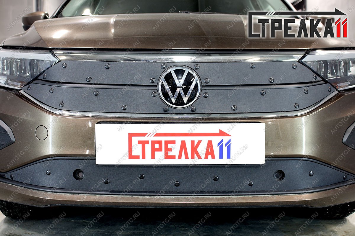 1 099 р. Зимняя заглушка решетки радиатора (4 части верх) Стрелка11 Volkswagen Polo Mk6 лифтбек (2020-2022) (черная)  с доставкой в г. Майкоп
