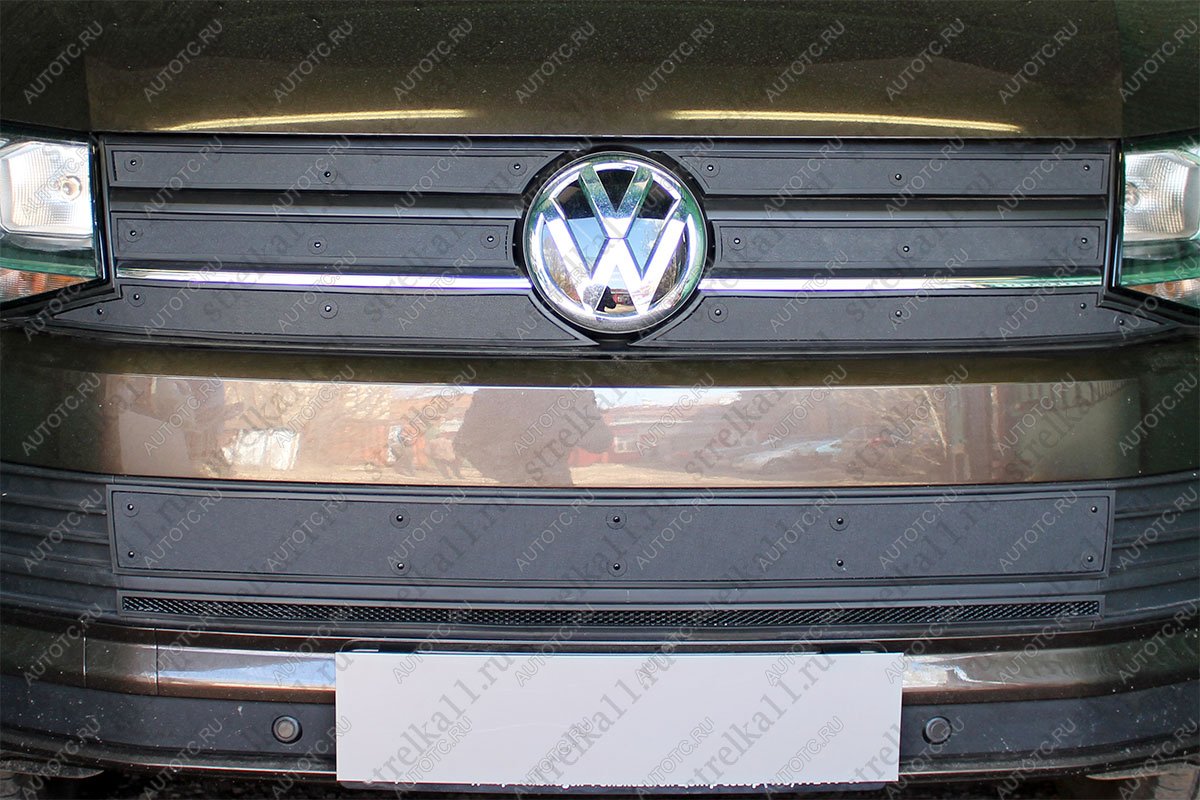 1 099 р. Зимняя заглушка решетки радиатора (верх 4 части) (TrendLine) Стрелка11 Volkswagen Caravelle T6 дорестайлинг (2015-2019) (черная)  с доставкой в г. Майкоп