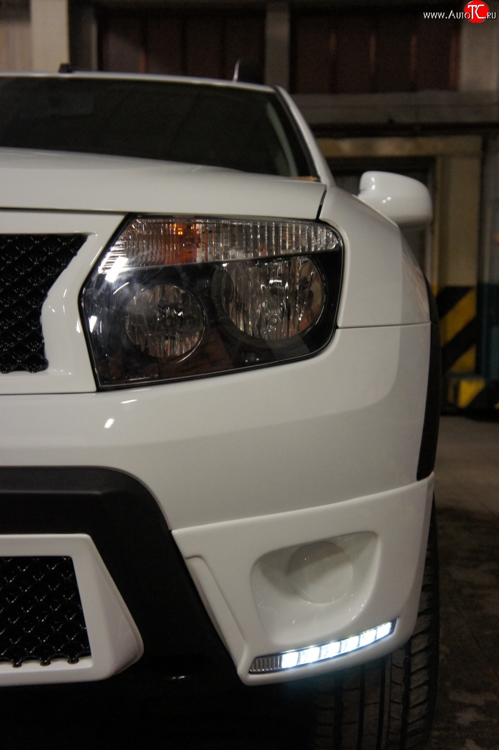 3 299 р. Накладки на боковые части переднего бампера с LED ДХО Drive  Renault Duster  HS (2010-2015) дорестайлинг (Неокрашенная)  с доставкой в г. Майкоп