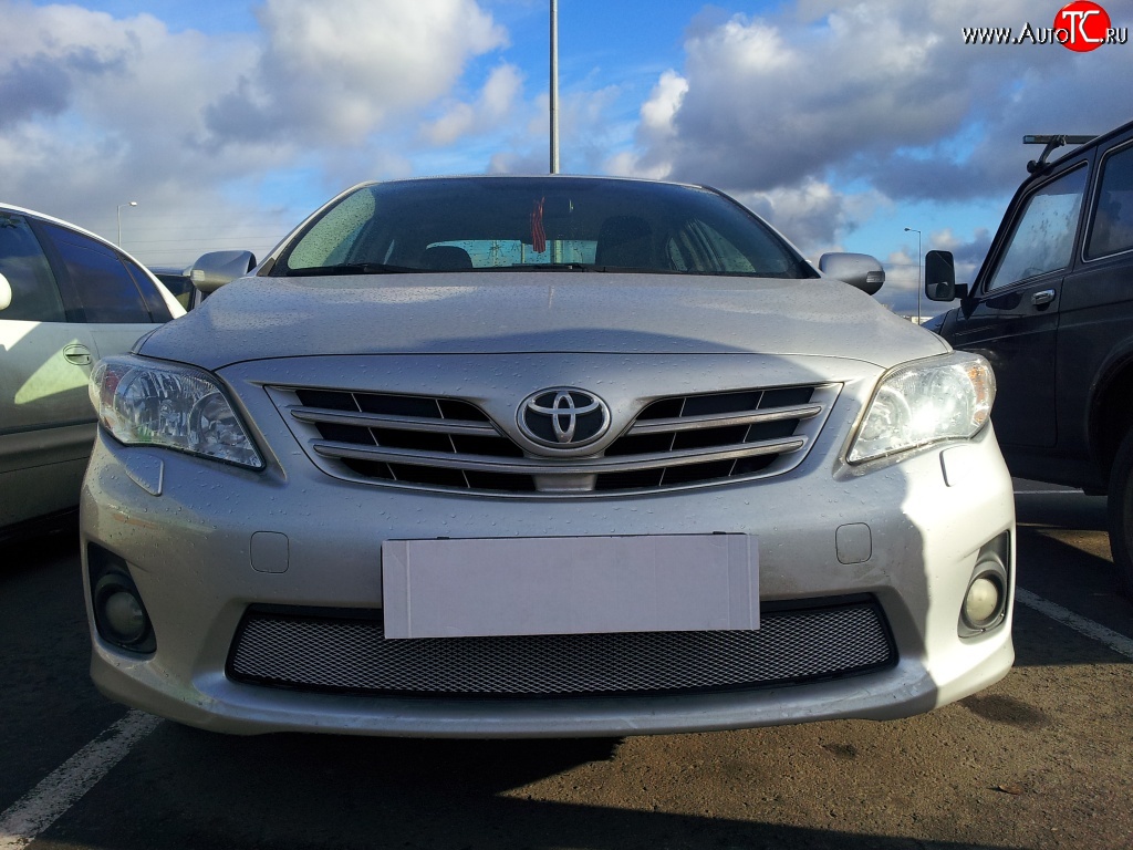 1 539 р. Сетка на бампер Russtal (хром) Toyota Corolla E150 седан рестайлинг (2009-2013)  с доставкой в г. Майкоп