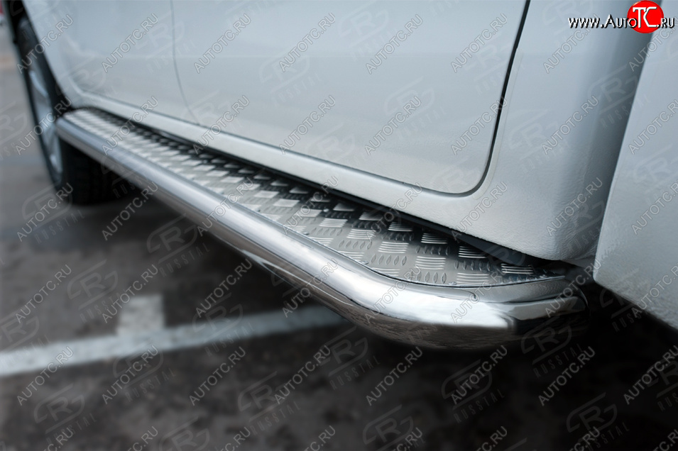 31 899 р. Порожки для ног SLITKOFF (Ø63 мм, BLACK ONYX)  Toyota Hilux  AN120 (2020-2025) 2-ой рестайлинг (лист - алюминий, профиль - нержавейка)  с доставкой в г. Майкоп