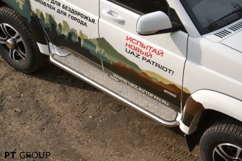 20 699 р. Порожки для ног из трубы Ø51 с алюминиевой площадкой Petroil Tuning Уаз Патриот 3163 5-дв. 1-ый рестайлинг (2014-2016) (Нержавеющая полированная сталь)  с доставкой в г. Майкоп. Увеличить фотографию 3