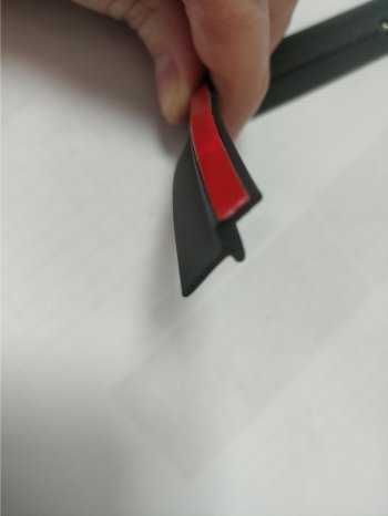 Универсальный уплотнитель FlexLine (на самоклеящейся основе, лепесток 9 mm, 1 погонный метр) Nissan Qashqai +2 1 J10 дорестайлинг (2008-2010)