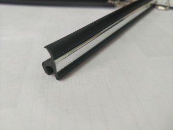 Универсальный уплотнитель FlexLine (16 mm U-LIP с хром полосой, 1 погонный метр) Nissan Qashqai +2 1 J10 дорестайлинг (2008-2010)