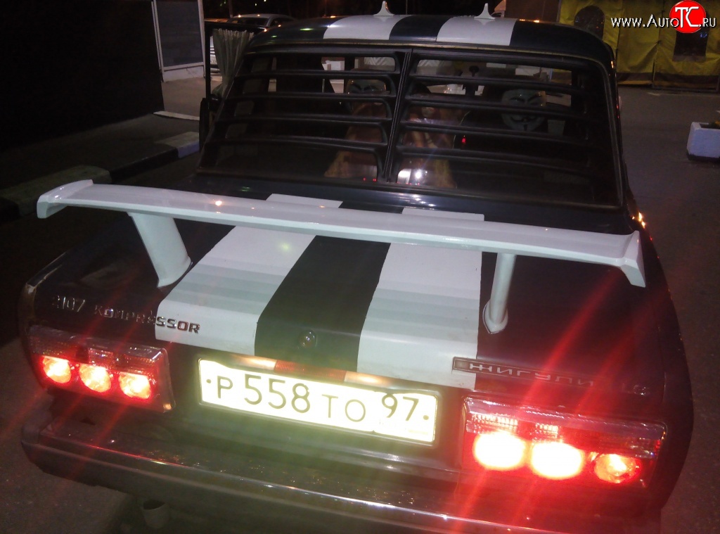 3 099 р. Высокий универсальный спойлер Кураж Mitsubishi Lancer EX седан (1979-1988) (Без места под стоп сигнал, Неокрашенный)  с доставкой в г. Майкоп