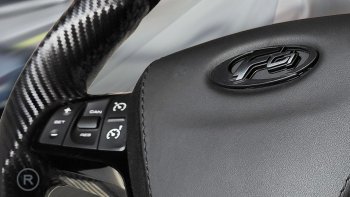 15 999 р. Анатомическое рулевое колесо Limited Edition (карбон и кожа алькантара) Лада Веста Кросс 2180 седан дорестайлинг (2018-2022) (Без подогрева, На базе руля клиента)  с доставкой в г. Майкоп. Увеличить фотографию 3