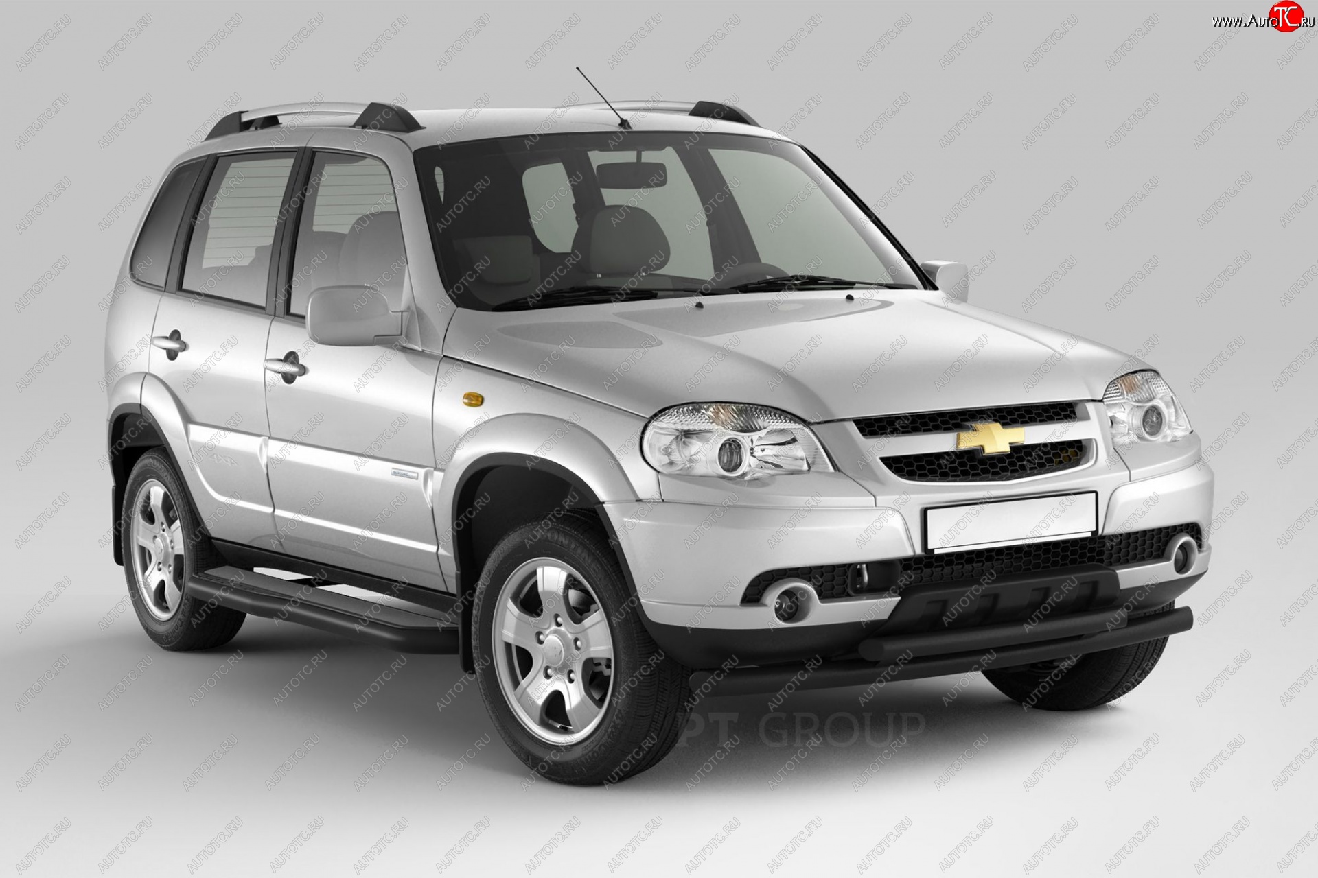 11 929 р. Порожки для ног из трубы Ø51 с алюминиевой фигурной площадкой Petroil Tuning Chevrolet Niva 2123 рестайлинг (2009-2020) (Сталь с полимерным покрытием в цвет: черный ❞Шагрень❝)  с доставкой в г. Майкоп