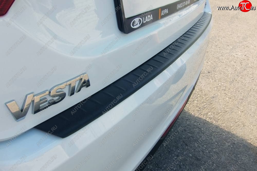 1 059 р. Накладка защитная на задний бампер Petroil Tuning Лада Веста 2180 седан дорестайлинг (2015-2023) (Текстурная поверхность)  с доставкой в г. Майкоп