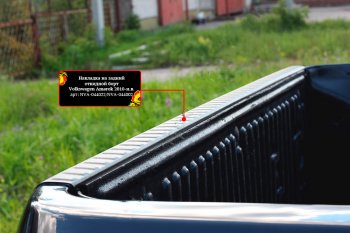 1 799 р. Накладка на задний откидной борт RA Volkswagen Amarok дорестайлинг (2009-2016) (Поверхность шагрень)  с доставкой в г. Майкоп. Увеличить фотографию 2