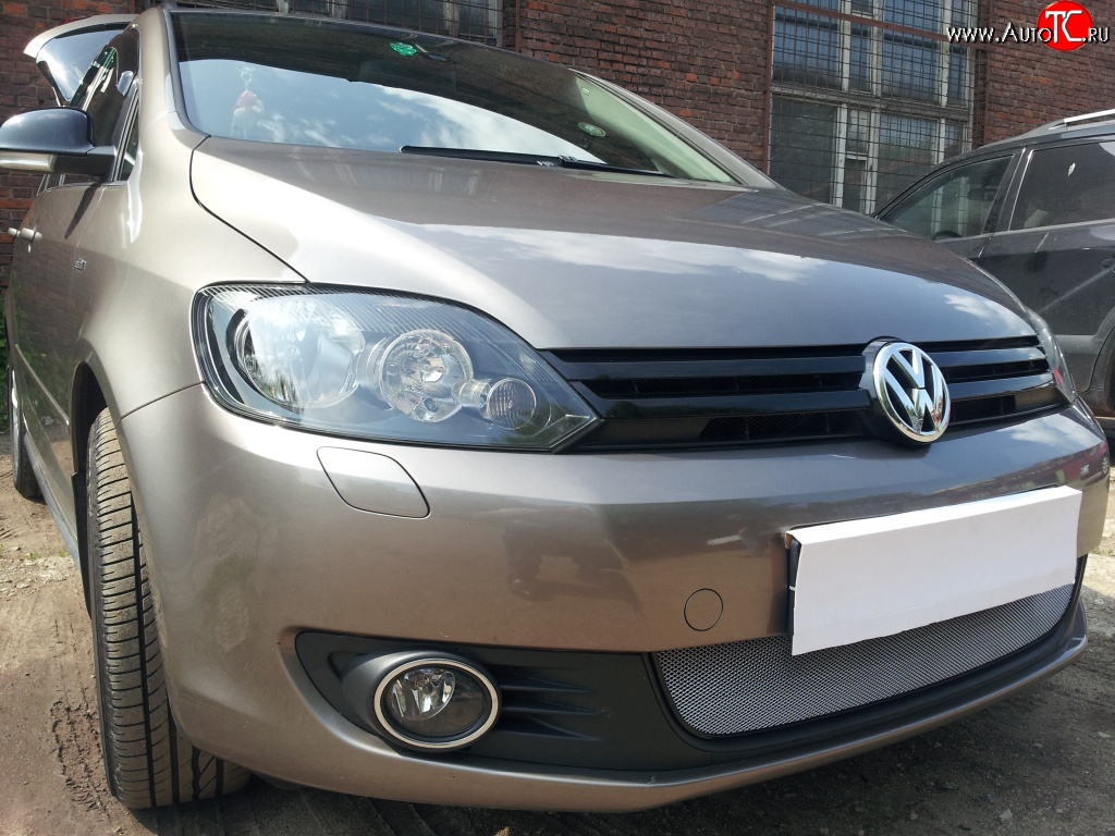 2 189 р. Сетка на бампер (рестайлинг) Russtal (хром) Volkswagen Golf Plus 5 (2004-2009)  с доставкой в г. Майкоп