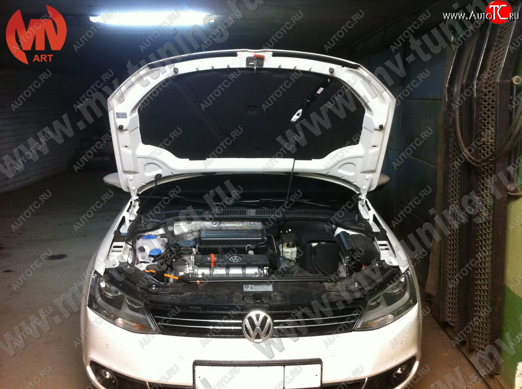 2 969 р. Упор капота MV-Tuning (одинарный) Volkswagen Jetta A6 седан дорестайлинг (2011-2015)  с доставкой в г. Майкоп