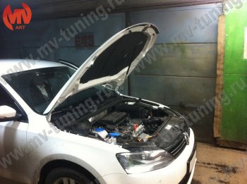 2 969 р. Упор капота MV-Tuning (одинарный) Volkswagen Jetta A6 седан дорестайлинг (2011-2015)  с доставкой в г. Майкоп. Увеличить фотографию 2