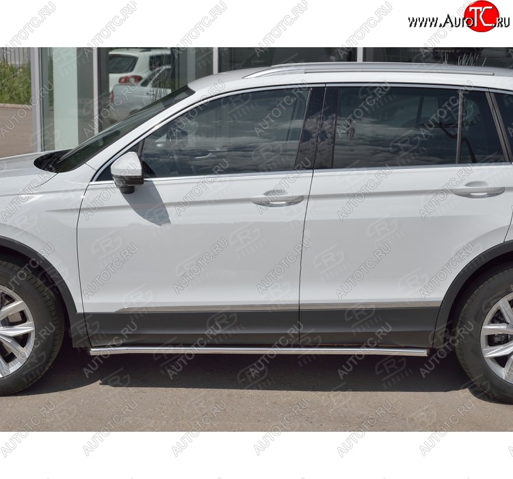 17 299 р. Защита порогов из круглой трубы диаметром 42 мм SLITKOFF v1  Volkswagen Tiguan  Mk2 (2016-2020) дорестайлинг  с доставкой в г. Майкоп