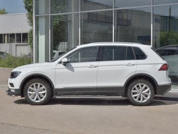 19 399 р. Защита порогов (Ø120х60 мм с проступью, NOT R-LINE) Russtal Volkswagen Tiguan Mk2 рестайлинг (2020-2022) (полированная нержавейка)  с доставкой в г. Майкоп. Увеличить фотографию 2