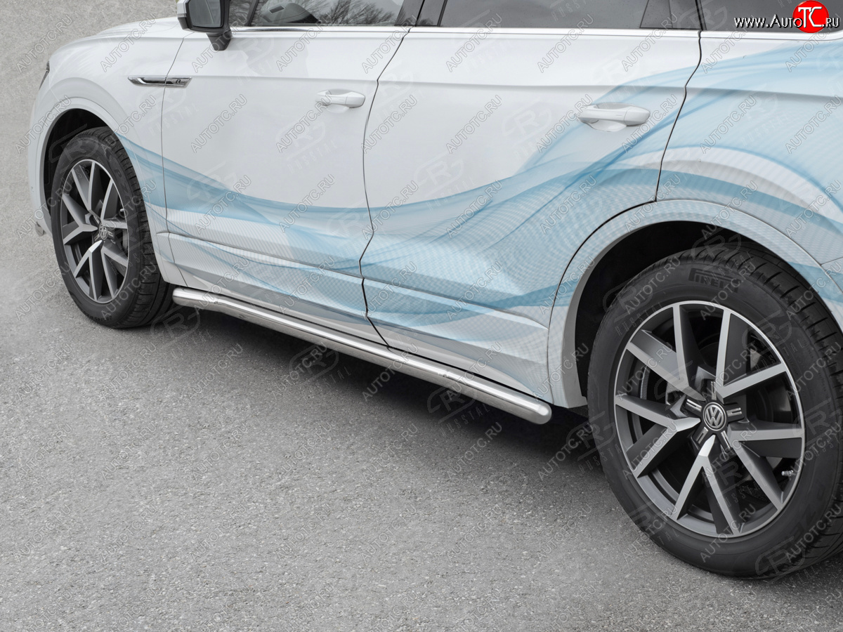 19 299 р. Защита порогов (Ø63 мм) SLITKOFF  Volkswagen Touareg  CR (2018-2025) (торцы круглые 90°, полированная нержавейка)  с доставкой в г. Майкоп