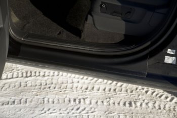 1 779 р. Накладки на внутренние пороги передних дверей RA Volkswagen Touareg GP рестайлинг (2006-2010)  с доставкой в г. Майкоп. Увеличить фотографию 2