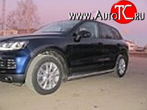 11 899 р. Защита порогов d76 мм Металл Дизайн  Volkswagen Touareg  NF (2010-2014) дорестайлинг (полированная нержавейка)  с доставкой в г. Майкоп